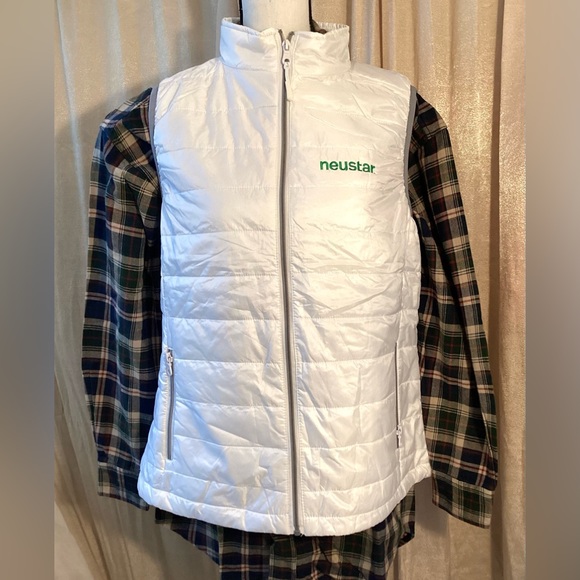 Vantage white puffer light vest with 2 zippered pockets outside 1 inside. L - Picture 2 of 5